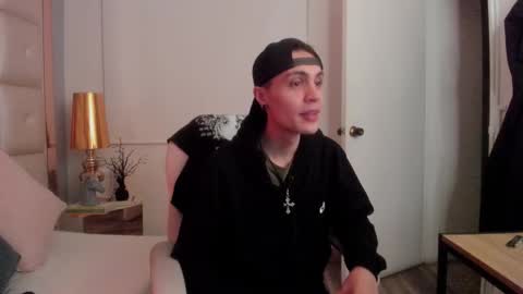 dark_sun333 online show from 12/18/25, 03:45