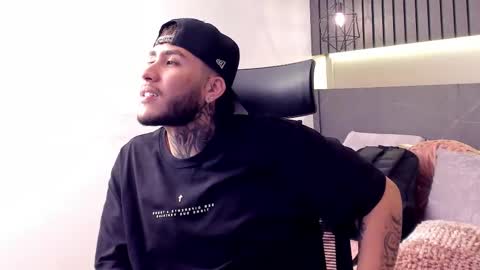 Snapshot of darkgoldengaze chatting on 11/11/25, 02:17 Dark online show from 11/11/25, 02:17