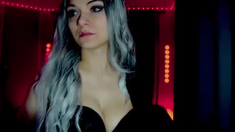 Snapshot of darkskullmistress chatting on 04/29/26, 01:43 roseredgoddess online show from 04/29/26, 01:43