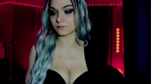 Snapshot of darkskullmistress chatting on 05/27/26, 01:57 roseredgoddess online show from 05/27/26, 01:57