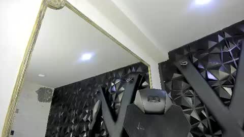 Snapshot of darlingbdsm_ chatting on 06/15/26, 12:18 Darling online show from 06/15/26, 12:18