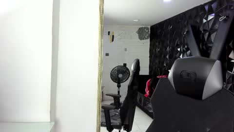 Snapshot of darlingbdsm_ chatting on 06/17/26, 12:40 Darling online show from 06/17/26, 12:40