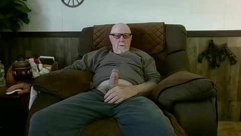 Snapshot of dave571960 chatting on 05/17/26, 10:33 dave571960 online show from 05/17/26, 10:33