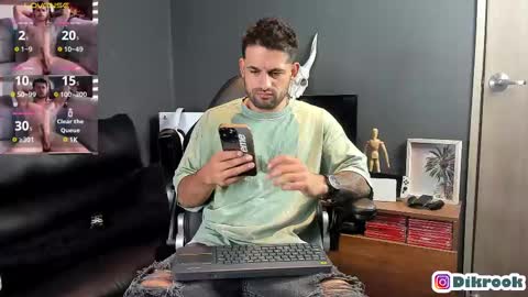 Snapshot of davevilboy chatting on 02/12/25, 12:01 Daves online show from 02/12/25, 12:01