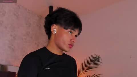 Snapshot of david_lux chatting on 11/05/25, 12:05 David online show from 11/05/25, 12:05