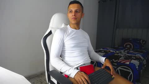 Snapshot of davisito7 chatting on 01/08/25, 04:44 David Angel online show from 01/08/25, 04:44