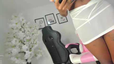 Snapshot of dayanis_latin chatting on 06/19/26, 04:06 dayanis_latin online show from 06/19/26, 04:06