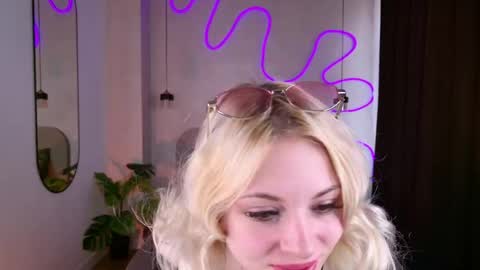 Snapshot of dayicutie chatting on 05/12/26, 07:16 Kylie online show from 05/12/26, 07:16