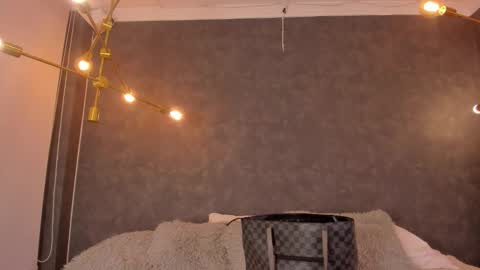 DAYRA ANGELS online show from 12/18/25, 08:04