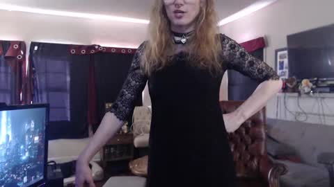 Snapshot of deadpuddle chatting on 02/10/26, 07:29 Sophie Warren online show from 02/10/26, 07:29