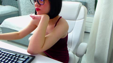 Snapshot of dear_ellisse chatting on 04/07/26, 08:04 Elly online show from 04/07/26, 08:04