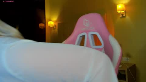 Debbie Mon Tue Fri Sun Sat GMT 3 1000am - 0400pm  online show from 02/09/26, 05:28