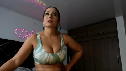 Snapshot of deboramom chatting on 06/20/26, 04:10 DeboraMom online show from 06/20/26, 04:10