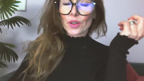 Snapshot of delilah_sweet chatting on 06/16/26, 02:41 delilah_sweet online show from 06/16/26, 02:41