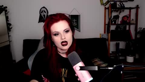 dellacrush_ online show from 11/10/25, 06:40