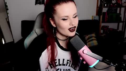 dellacrush_ online show from 11/30/25, 06:12