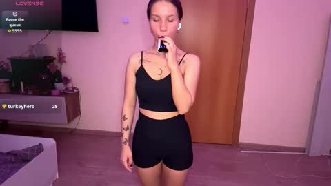 delphineframpton online show from 10/16/25, 06:36