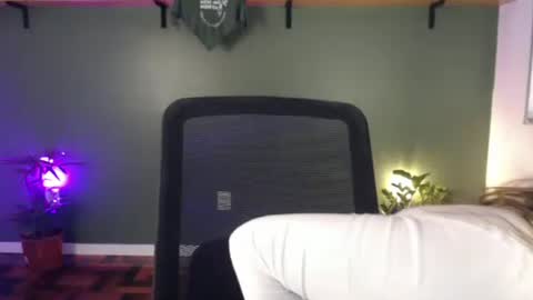 Snapshot of demmetria chatting on 05/20/26, 06:14 demmetria online show from 05/20/26, 06:14