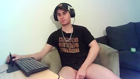 Snapshot of demoverzze chatting on 01/17/25, 01:04 Dominik online show from 01/17/25, 01:04