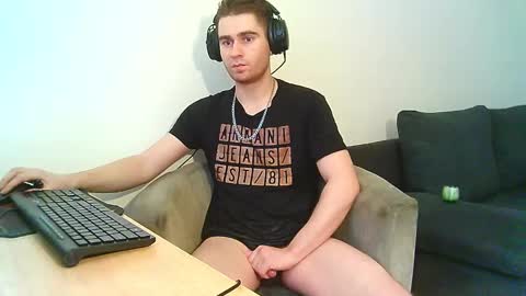 Snapshot of demoverzze chatting on 01/19/25, 09:33 Dominik online show from 01/19/25, 09:33