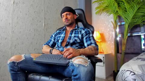 dennis_cox_ online show from 02/05/25, 01:11