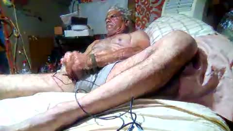 Snapshot of derick1961 chatting on 05/25/26, 05:35 derick1961 online show from 05/25/26, 05:35