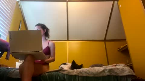 Snapshot of desimonroe chatting on 01/27/25, 06:20 desimonroe online show from 01/27/25, 06:20