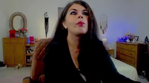Snapshot of desirehellen chatting on 05/19/26, 08:42 HellenMoon online show from 05/19/26, 08:42