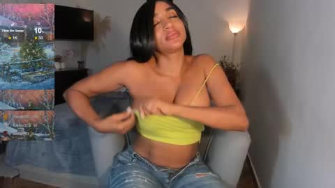 Snapshot of destinnemil chatting on 12/31/24, 03:31 Destinne Mill online show from 12/31/24, 03:31