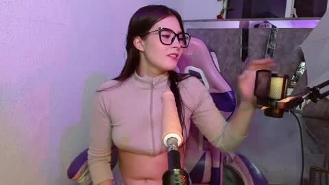 Snapshot of destinya_ chatting on 05/25/26, 11:05 destinya_ online show from 05/25/26, 11:05