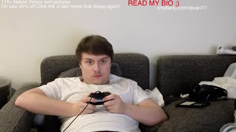 Snapshot of devantheplug chatting on 12/14/24, 02:45 Devan online show from 12/14/24, 02:45