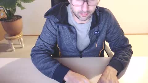 Snapshot of devswiss chatting on 10/12/25, 07:29 DevSwiss online show from 10/12/25, 07:29