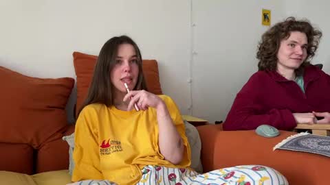 Snapshot of di_n_alex chatting on 04/23/26, 12:29 Di Alex online show from 04/23/26, 12:29