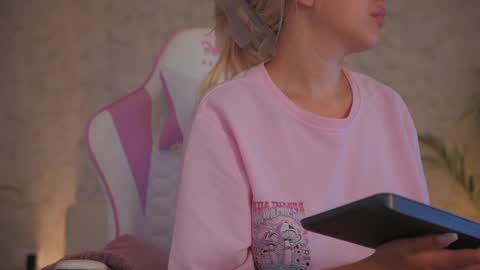 Snapshot of diamond_ava_ chatting on 05/31/26, 10:00 Thea online show from 05/31/26, 10:00