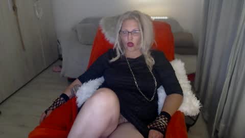Snapshot of divineblond chatting on 05/20/26, 12:17 Alexxa online show from 05/20/26, 12:17
