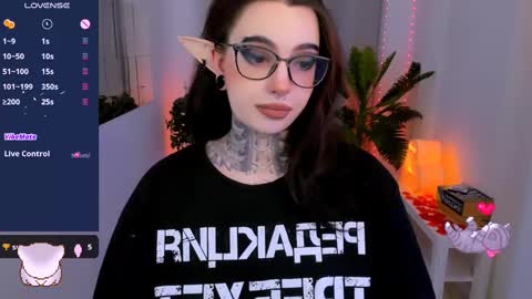 dixipixi_ online show from 02/15/25, 05:51