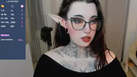 dixipixi_ online show from 09/13/25, 05:40