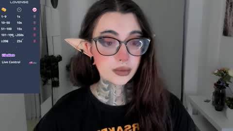 dixipixi_ online show from 10/18/25, 06:26