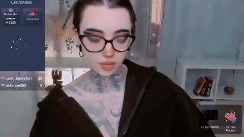 Snapshot of dixipixi_ chatting on 07/18/26, 05:44 dixipixi_ online show from 07/18/26, 05:44