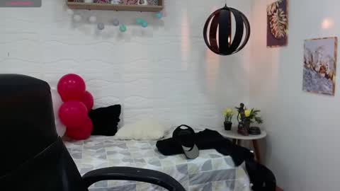 Snapshot of dmitrisanders1 chatting on 02/15/25, 07:39 Maybe in pvt online show from 02/15/25, 07:39