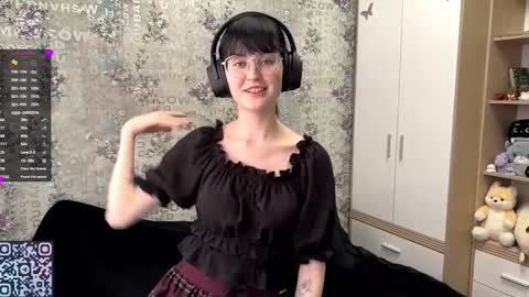 Annie PVT IS OPEN online show from 09/25/25, 12:09