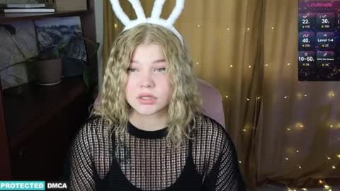 Snapshot of doll_chloe_ chatting on 01/20/25, 10:18 Chloe online show from 01/20/25, 10:18