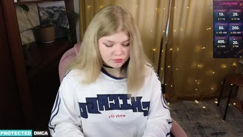 Snapshot of doll_chloe_ chatting on 01/22/25, 09:02 Chloe online show from 01/22/25, 09:02