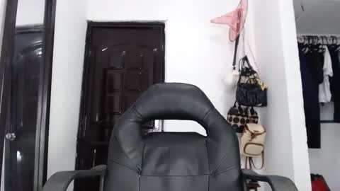 doll_dollys_ online show from 01/07/25, 08:21