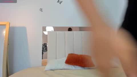 doll_isa_ online show from 01/14/26, 06:35