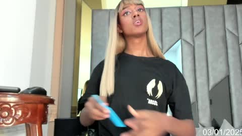 Snapshot of doll_isaa chatting on 01/03/25, 04:06 ISA DOLL online show from 01/03/25, 04:06