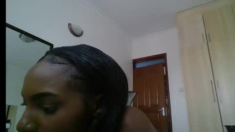 Snapshot of dolldol18 chatting on 02/27/25, 11:20 Doll online show from 02/27/25, 11:20