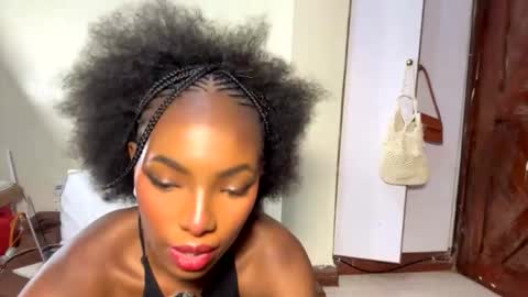 Snapshot of dolldol18 chatting on 10/25/25, 02:13 Doll online show from 10/25/25, 02:13