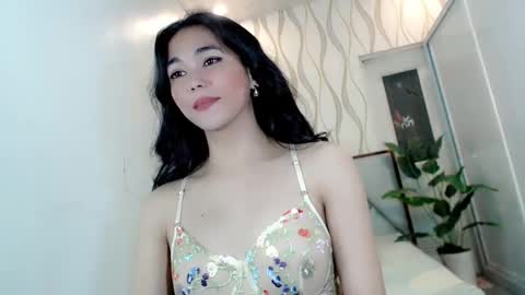 Snapshot of dollinheat chatting on 10/21/25, 06:08 Make me Happy online show from 10/21/25, 06:08