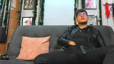 Snapshot of dom2travelers_sm chatting on 01/05/25, 09:36 Diego Castell online show from 01/05/25, 09:36